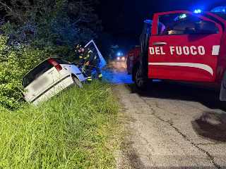 Torricella Sicura - Auto fuori strada sulla SP48: 65enne ferito e recuperato dai vigili del fuoco lungo una scarpata